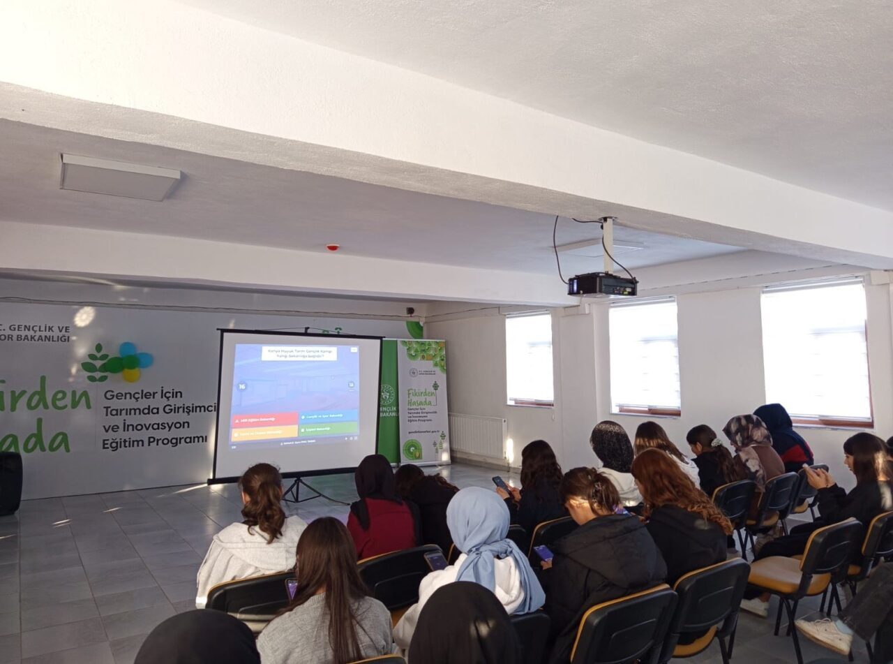 Karapınar ilçesinden seçilen gençler, Hüyük'teki Tarım Kampı'nda "Çevreme Duyarlıyım, Değerlerime