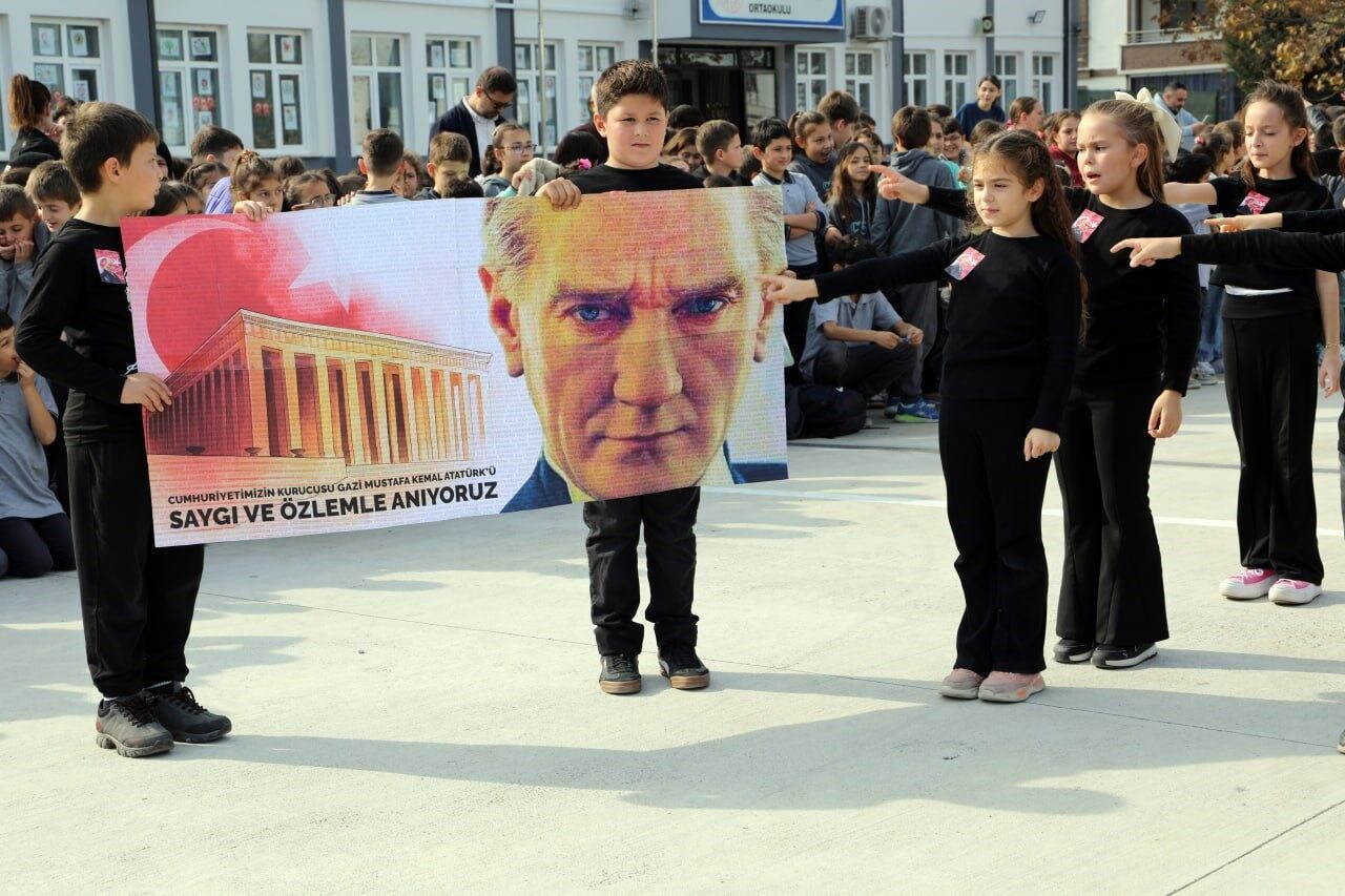 Karasu’daki Fatih Sultan Mehmet İlkokulu, 10 Kasım için düzenlediği anma