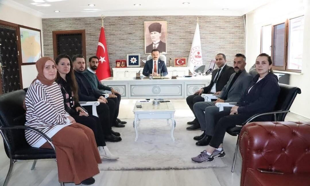 Karayazı Kaymakamlığı, Proje Ekibi ile Yürütülen Faaliyetleri Değerlendirdi Karayazı Kaymakamı Onur Titiz, ilçedeki projelerin durumu ve karşılaşılan sorunları