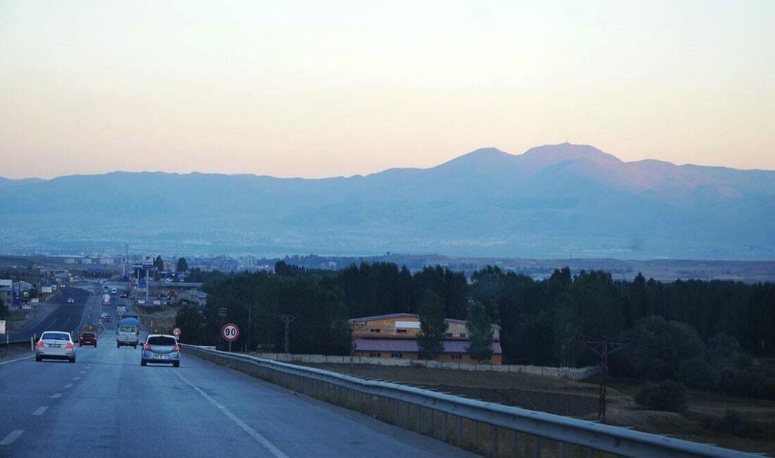 Karayolları Genel Müdürlüğü, hız sınırı tabelalarında sadeleştirme çalışmalarına başladı. Erzurum'da