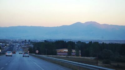 Karayolları Genel Müdürlüğü, hız sınırı tabelalarında sadeleştirme çalışmalarına başladı. Erzurum'da