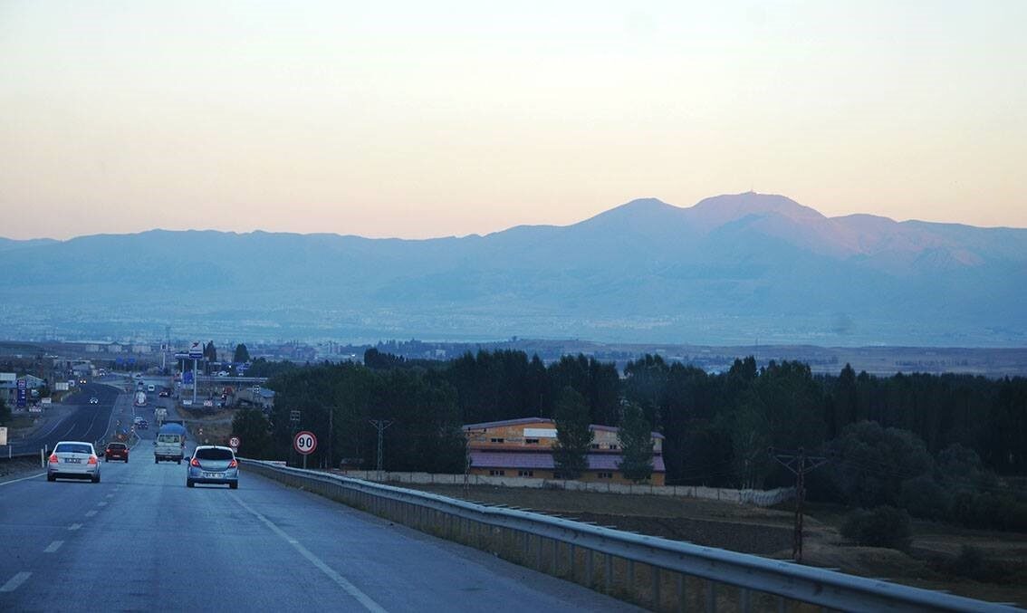 Karayolları Genel Müdürlüğü, hız sınırı tabelalarında sadeleştirme çalışmalarına başladı. Erzurum'da