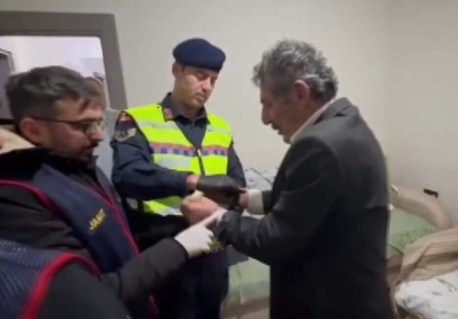 22 Yıl Sonra Yakayı Ele Veren Kardeş Katili Jandarma Tarafından Yakalandı Kahramanmaraş'ın Afşin ilçesinde 2003'te kardeşini öldüren C.B. (63), JASAT'ın operasyonuyla
