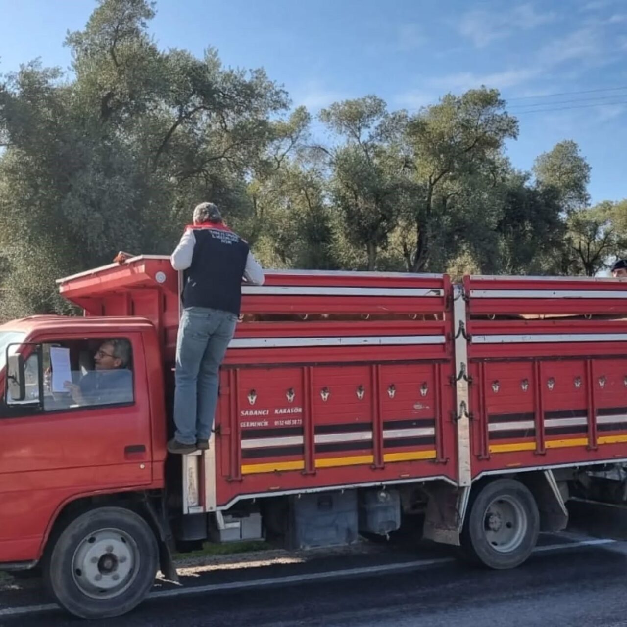 Aydın'ın Karpuzlu ilçesinde, İlçe Tarım ve Orman Müdürlüğü ve jandarma