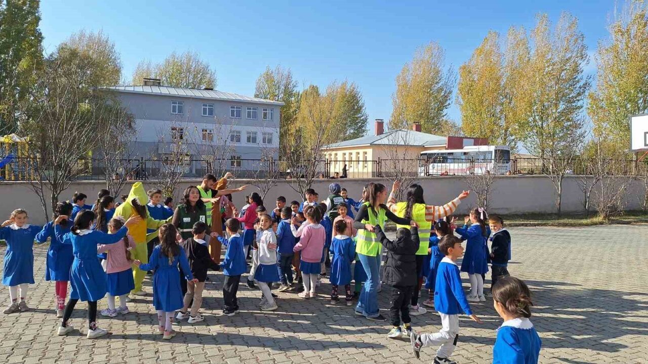 Yeşilay Kars Şubesi, "Köyümüzde El Ele" projesiyle Akyaka ilçesindeki Demirkent