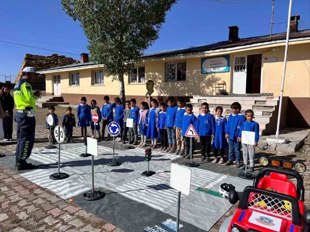 Kars İl Jandarma Komutanlığı, öğrencilere trafik eğitimi düzenleyerek güvenli sürüş