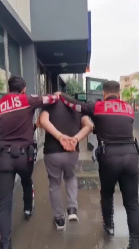 Sancaktepe'de devriye gezen polis ekipleri, 32 yıl hapis cezası bulunan