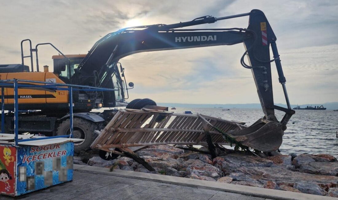 Karşıyaka Kıyısında İzinsiz İnşaatlar Yerle Bir Oluyor İzmir Büyükşehir Belediyesi, Karşıyaka sahilindeki izinsiz platform ve iskelelerin yıkımına