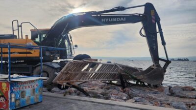 İzmir Büyükşehir Belediyesi, Karşıyaka sahilindeki izinsiz platform ve iskelelerin yıkımına