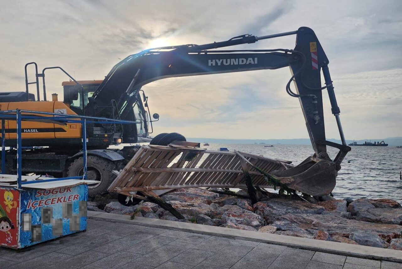İzmir Büyükşehir Belediyesi, Karşıyaka sahilindeki izinsiz platform ve iskelelerin yıkımına
