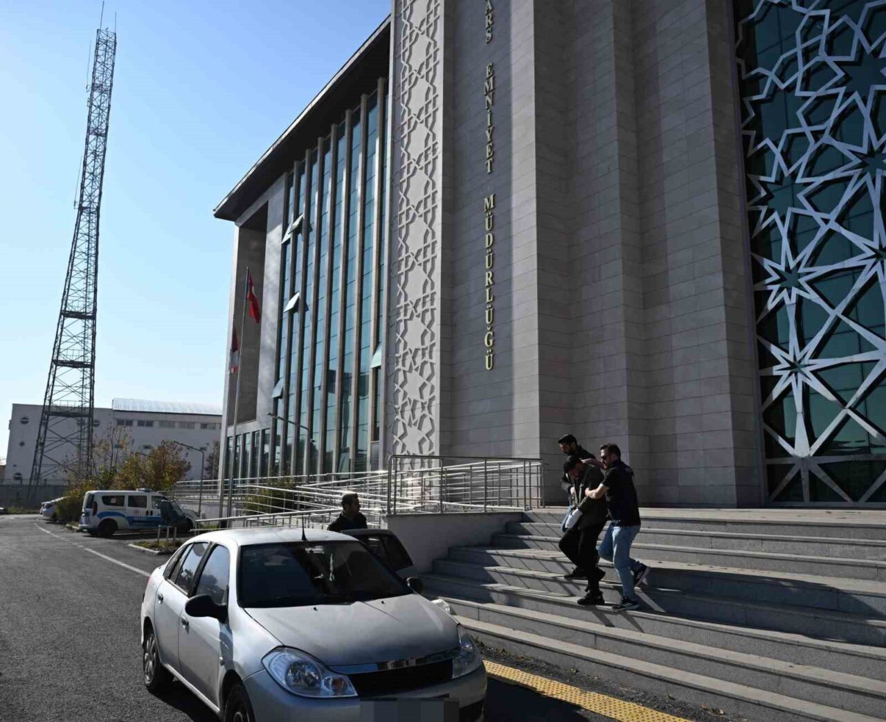 Kars'ta, banka görevlisi olarak kendini tanıtan ve toplamda 19 yıl