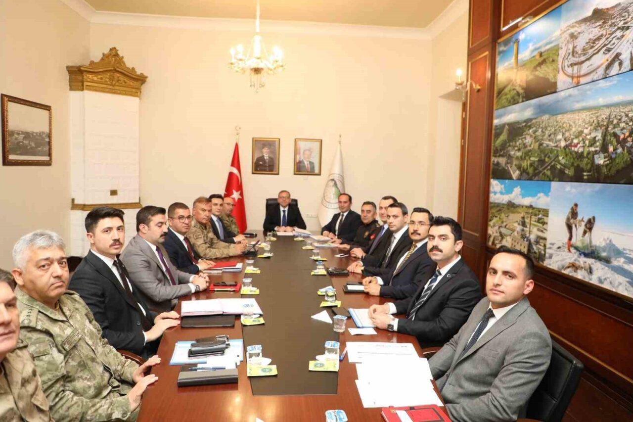 Kars'ta Vali Ziya Polat başkanlığında güvenlik toplantısı düzenlendi. Toplantıya Başsavcı