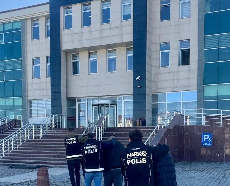 Kars’ta Narkotik Ekiplerinin Düzenlediği Operasyonda Uyuşturucu Satıcıları Yakalandı, İki Kişi Tutuklandı Kars'ta narkotik ekiplerinin düzenlediği operasyonda, apartta yapılan aramada 43,02 gram