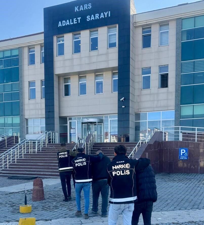 Kars'ta narkotik ekiplerinin düzenlediği operasyonda, apartta yapılan aramada 43,02 gram