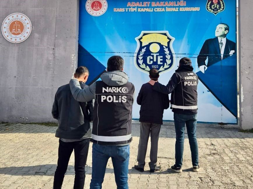 Kars’ta Uyuşturucu Suçlarından Cezası Bulunan Üç Şüpheli Yakalandı Kars’ta Narkotik Suçlarla Mücadele Şube Müdürlüğü tarafından düzenlenen operasyonda, uyuşturucu