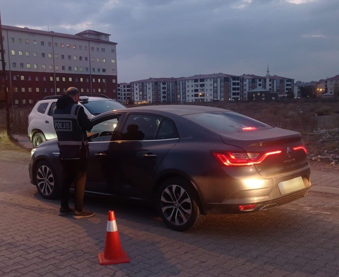 Kars'ta KYK yurtları çevresinde güvenlik önlemleri artırıldı. Polis, yurtlarla ilgisi