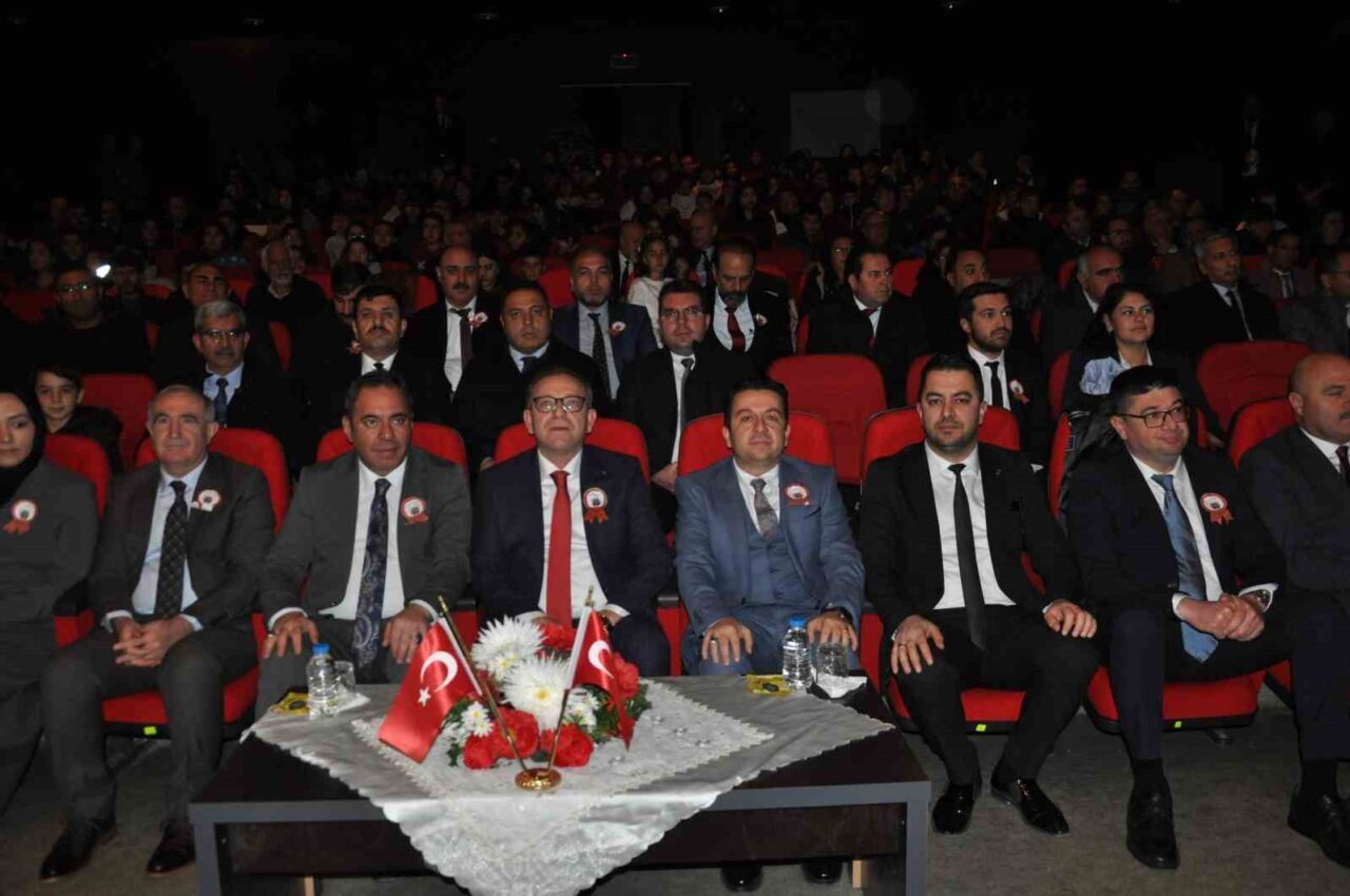 Kars’ta Öğretmenler Günü, İl Milli Eğitim Müdürü Nevzat Kaya'nın çelenk