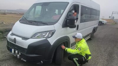 Kars’ta kış koşullarının etkisiyle trafik ekipleri, araçlarda kış lastiği denetimi
