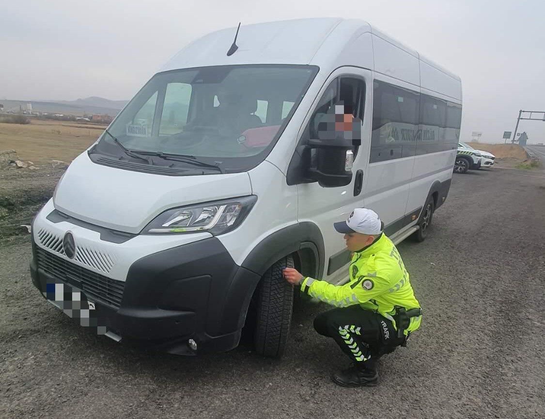Kars’ta kış koşullarının etkisiyle trafik ekipleri, araçlarda kış lastiği denetimi