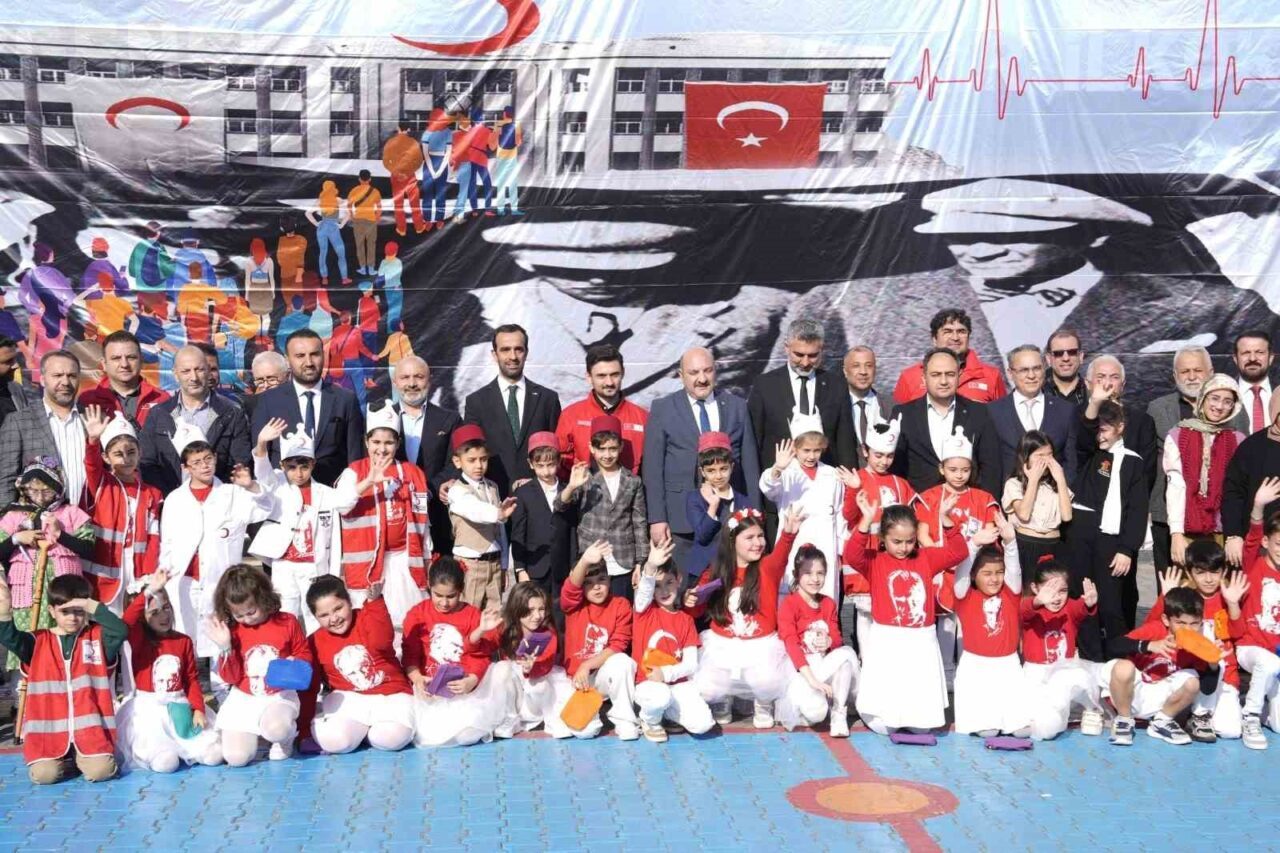 Kartal'da düzenlenen "Kızılay Haftası" etkinliği, minik öğrencilerin anlamlı gösterileriyle kutlandı.