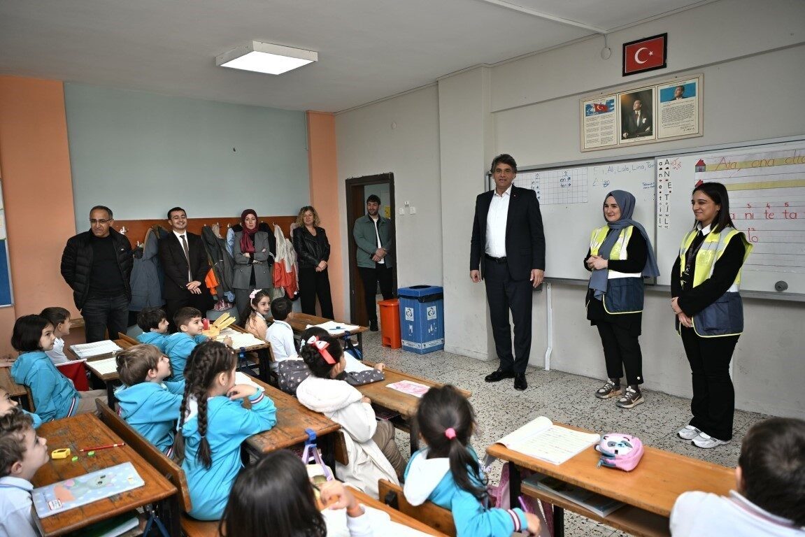 Kartepe Belediyesi’nden Öğrencilere Çevre Bilinci Aşılanıyor: Çevre Kahramanı Rozetleri Taksim Edildi