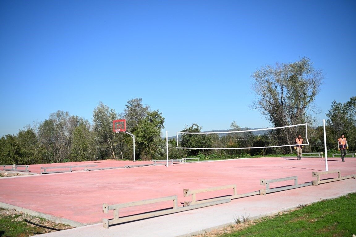 Kartepe'nin Nusretiye Mahallesi'nde inşa edilen modern spor kompleksi, hem spor