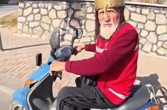 Denizli'de motosiklet sürerken kask yerine miğfer takan 70 yaşındaki Hasan