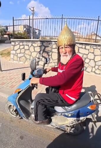 Denizli'de motosiklet sürerken kask yerine miğfer takan 70 yaşındaki Hasan