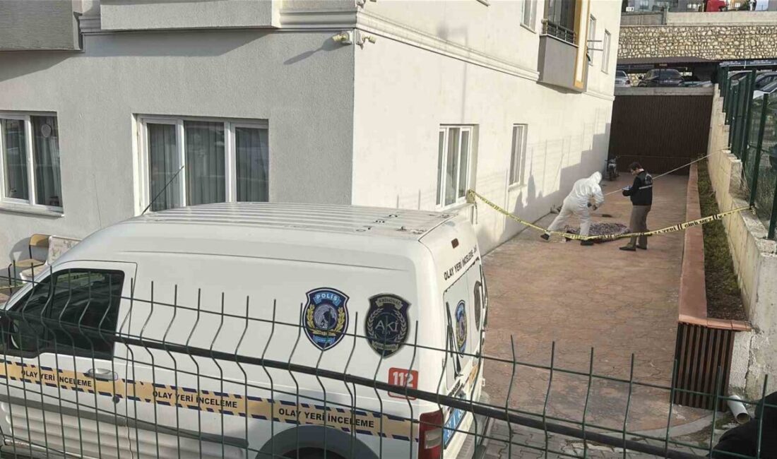 Kastamonu'da, 25 yaşındaki Umut Uçaroğlu, 7. kat balkonundan beton zemine