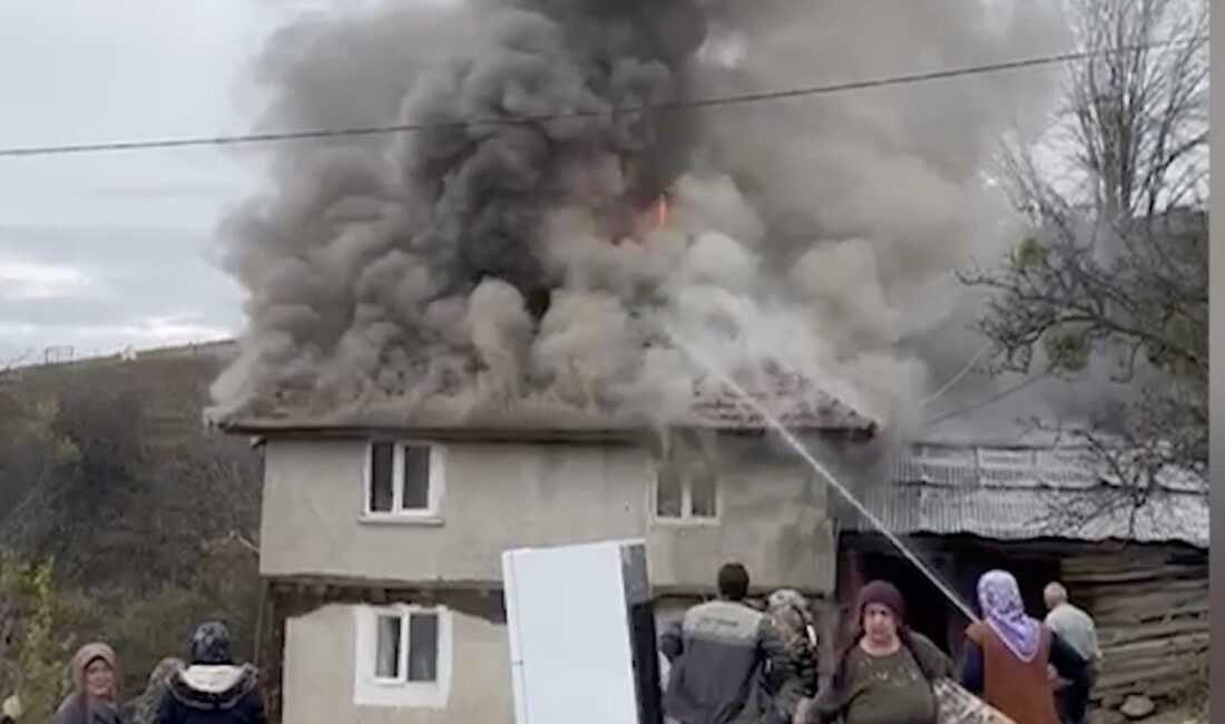 Kastamonu'nun Taşköprü ilçesinde, Şahin Tekin'e ait evde çıkan yangın, köylülerin