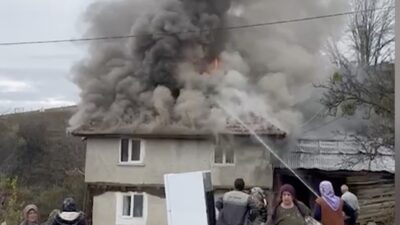 Kastamonu'nun Taşköprü ilçesinde, Şahin Tekin'e ait evde çıkan yangın, köylülerin