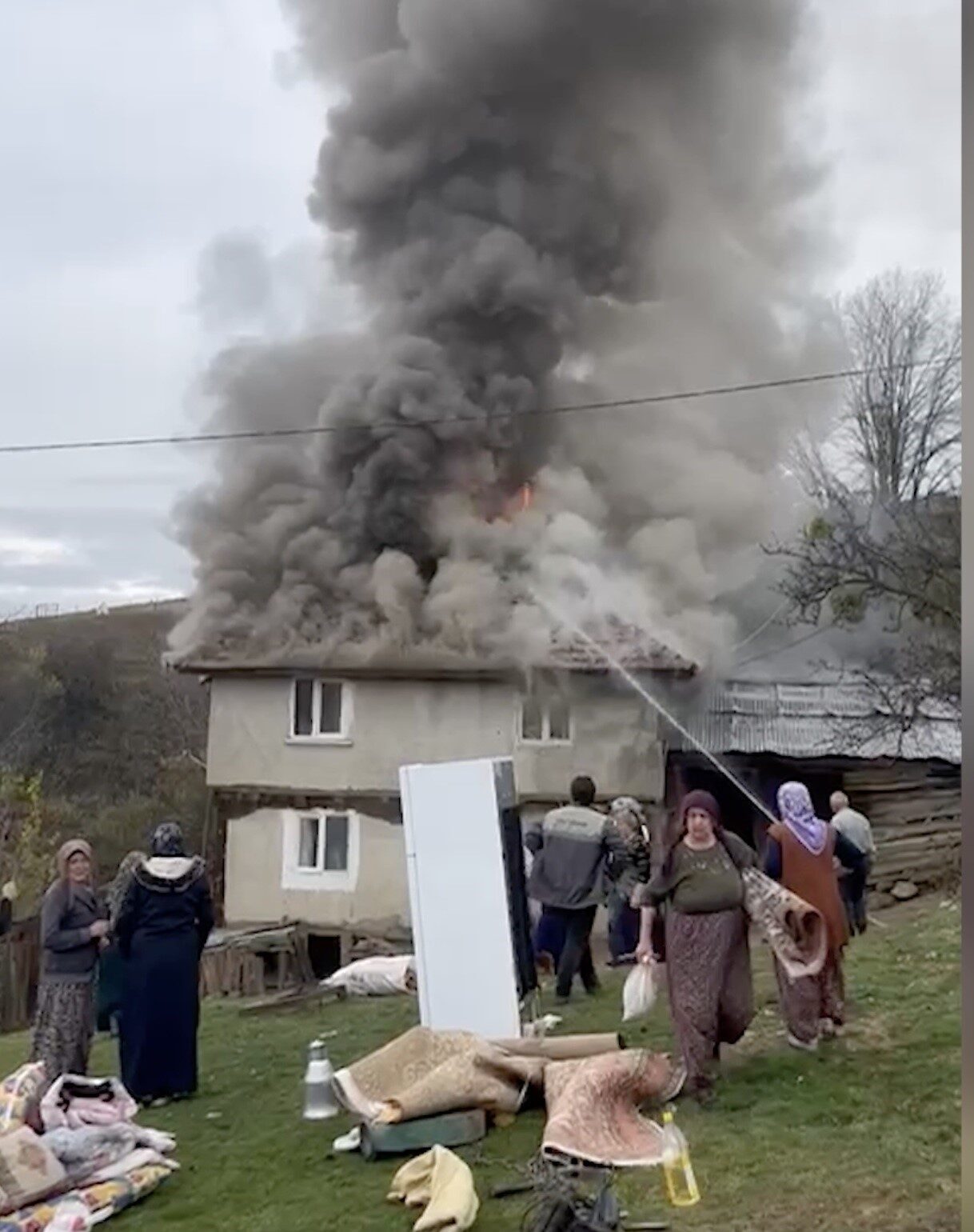 Kastamonu'nun Taşköprü ilçesinde, Şahin Tekin'e ait evde çıkan yangın, köylülerin