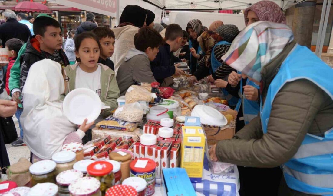 Kastamonu’da Hayır Çarşısı ile Gazze İçin El Emeği Ürünler Satışa Sunuldu Kastamonu İl Müftülüğü, Gazze'ye yardım amacıyla Nasrullah Meydanı'nda "Hayır Çarşısı"