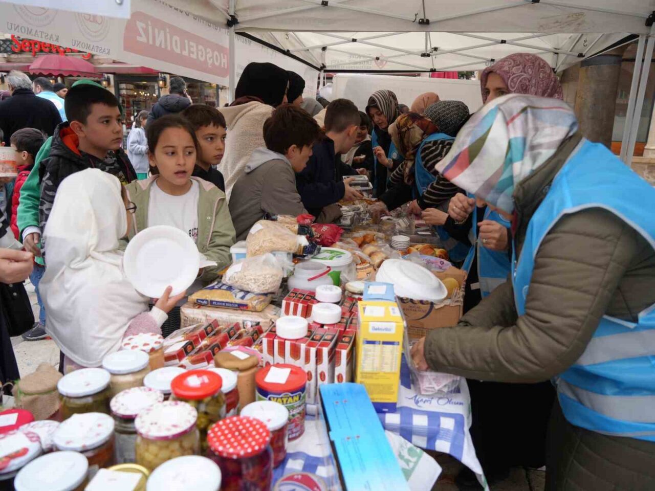Kastamonu İl Müftülüğü, Gazze'ye yardım amacıyla Nasrullah Meydanı'nda "Hayır Çarşısı"
