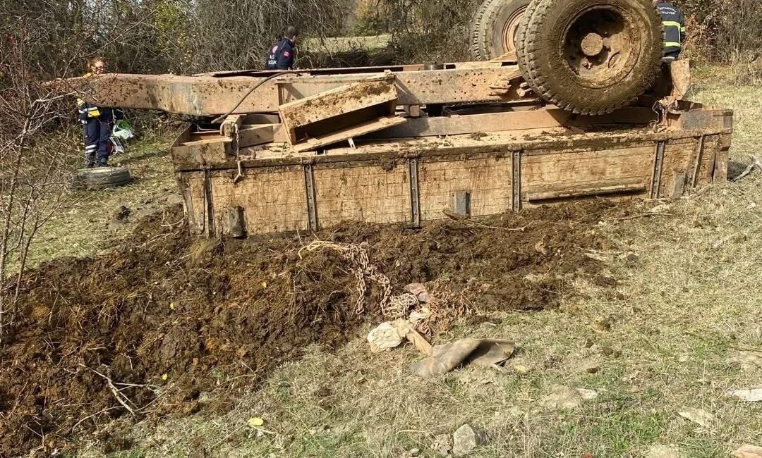 Kastamonu'nun Ahlatçı köyünde Ayhan Ilgaz (46) yönetimindeki traktör devrildi. Olayda