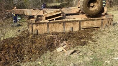Kastamonu'nun Ahlatçı köyünde Ayhan Ilgaz (46) yönetimindeki traktör devrildi. Olayda