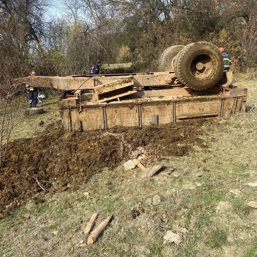 Kastamonu'nun Ahlatçı köyünde Ayhan Ilgaz (46) yönetimindeki traktör devrildi. Olayda