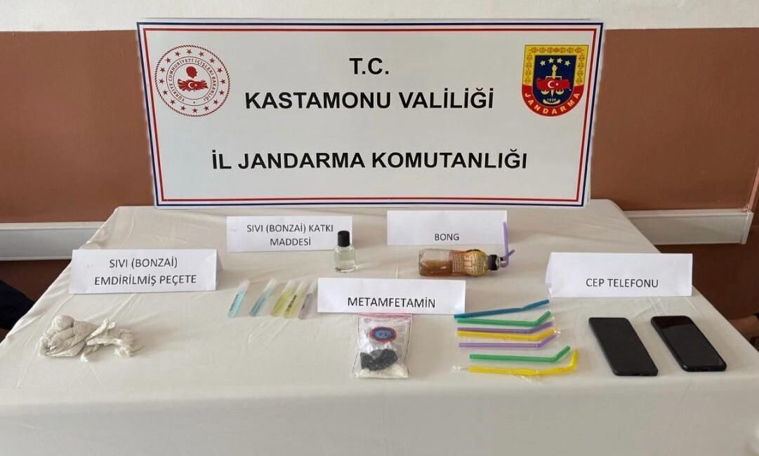 Kastamonu’da jandarma operasyonunda 6 kişiden biri tutuklandı, uyuşturucu maddeler ele geçirildi. Kastamonu'da jandarma ekipleri, uyuşturucu operasyonu düzenleyerek H.T. dahil 6 kişiyi