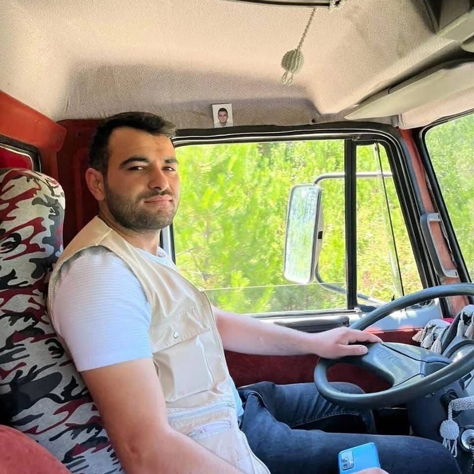 Kastamonu’nun Araç ilçesinde ağaç kesimi yapan Erkan Subaşı, devrilen ağaç