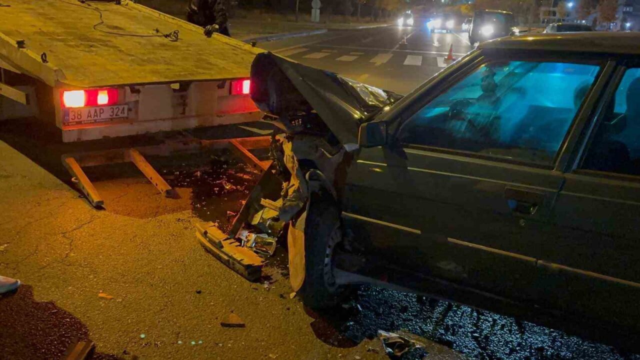 Kayseri'nin Melikgazi ilçesinde meydana gelen trafik kazasında A.Y. yönetimindeki otomobil,