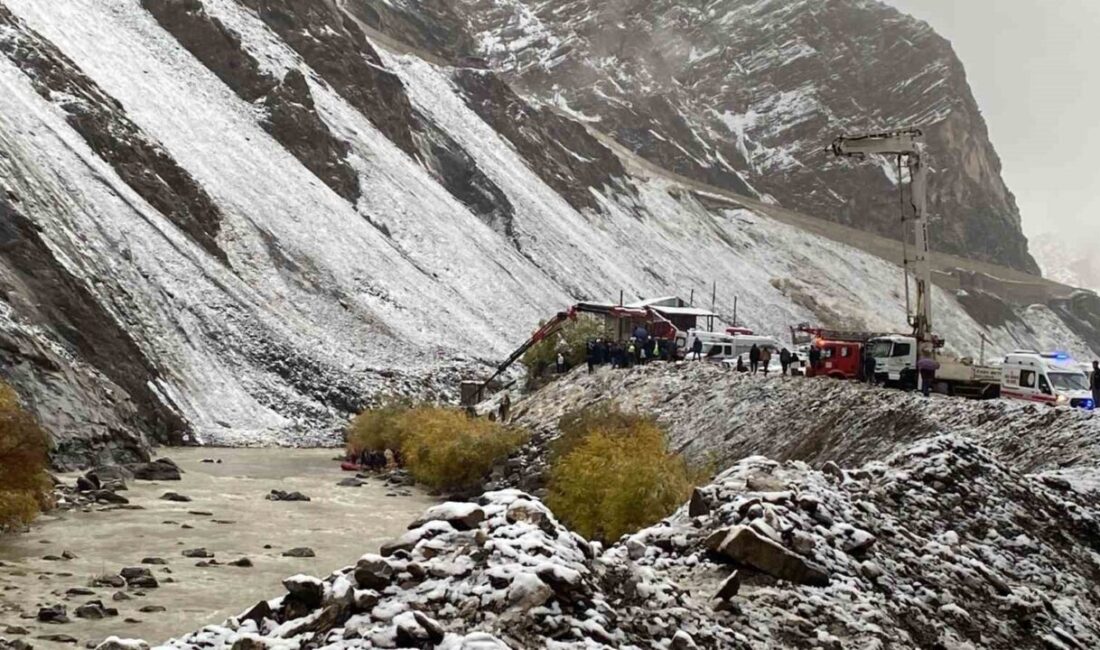 Hakkari’de Kar Yağışından Sonra Mahsur Kalan 4 Madenci Ekipler Tarafından Kurtarıldı Hakkari'de kar yağışının ardından kayalardan kaçmaya çalışan 4 madenci, araçlarıyla
