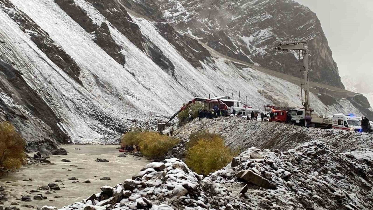 Hakkari'de kar yağışının ardından kayalardan kaçmaya çalışan 4 madenci, araçlarıyla