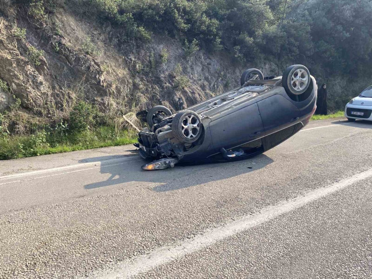 Mudanya’da Kontrolden Çıkan Araç Kayalara Çarparak Ters Döndü, Sürücü ve Yolcu Sağ Salim Kurtuldu