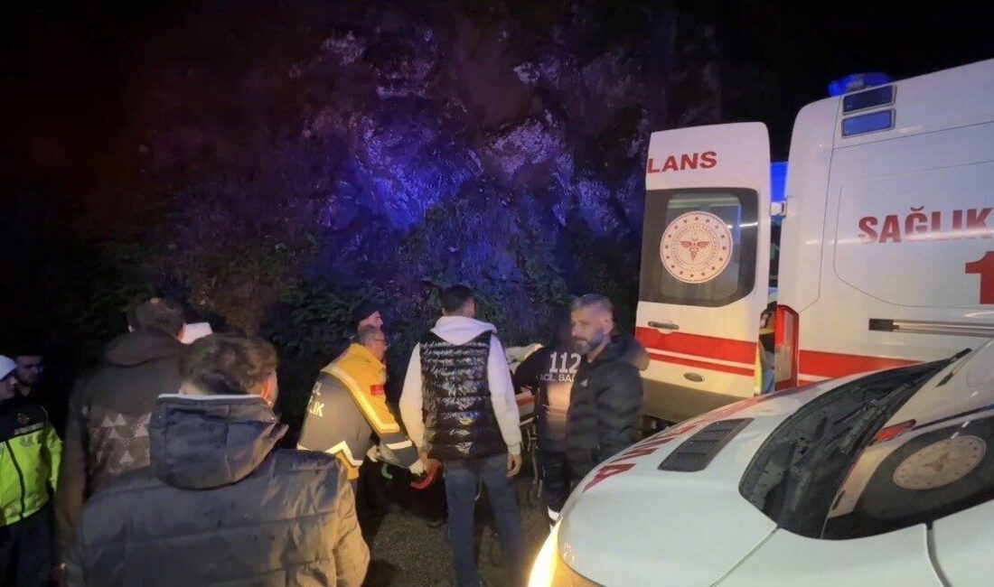 Düzce’de Gece Saatlerinde 4 Kişinin Yaralandığı 3 Ayrı Kaza Meydana Geldi Düzce’de gece saatlerinde meydana gelen üç ayrı kazada toplamda 4