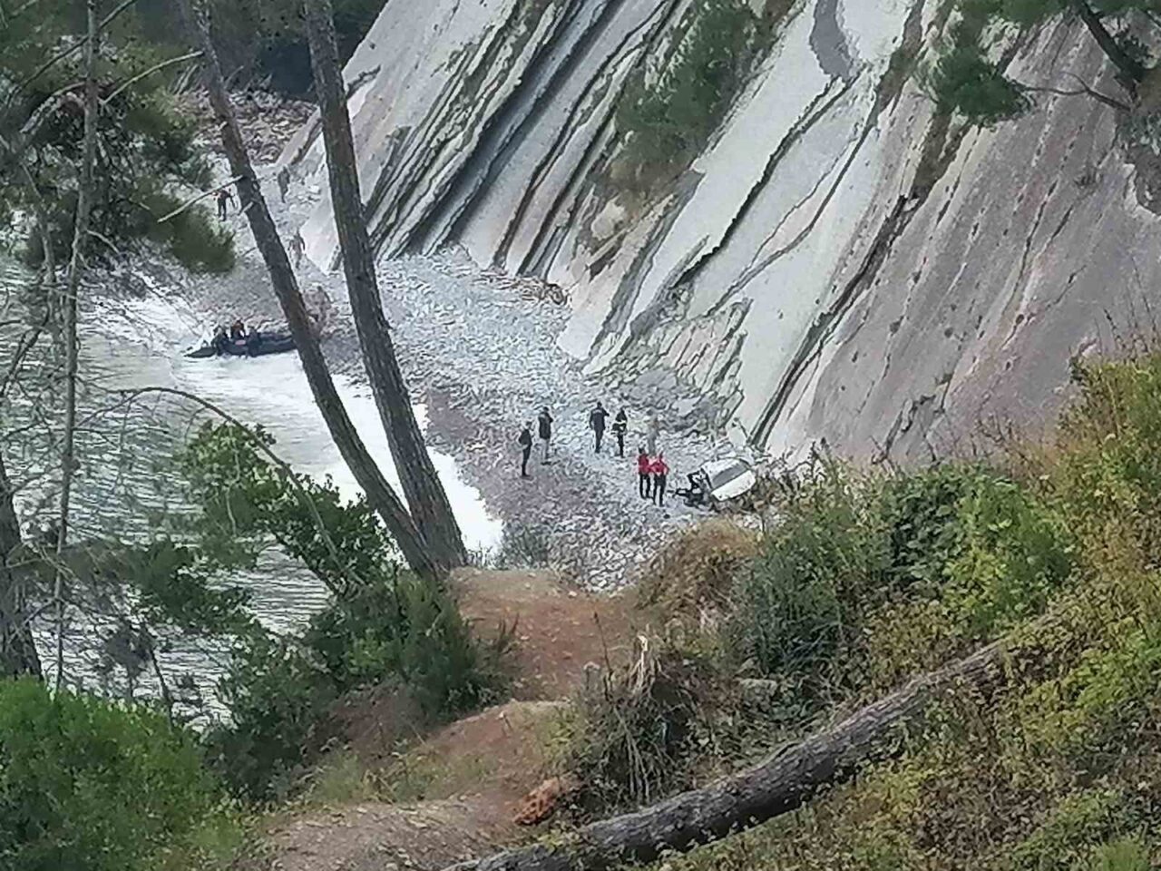 Kastamonu'nun İnebolu ilçesinde, 27 yaşındaki imam İlker Topaloğlu'nun aracı uçurumdan