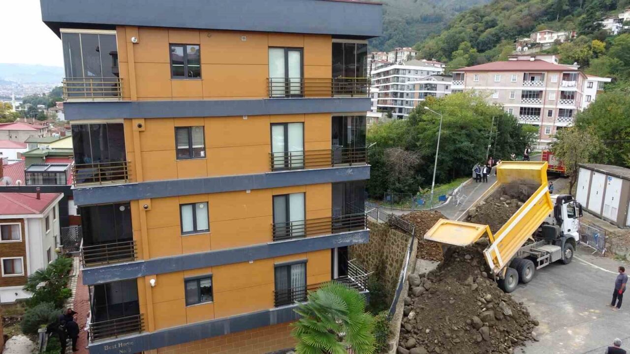 Ordu'da Güzelyalı Mahallesi'nde zemin kayması nedeniyle çatlayan 5 katlı bina