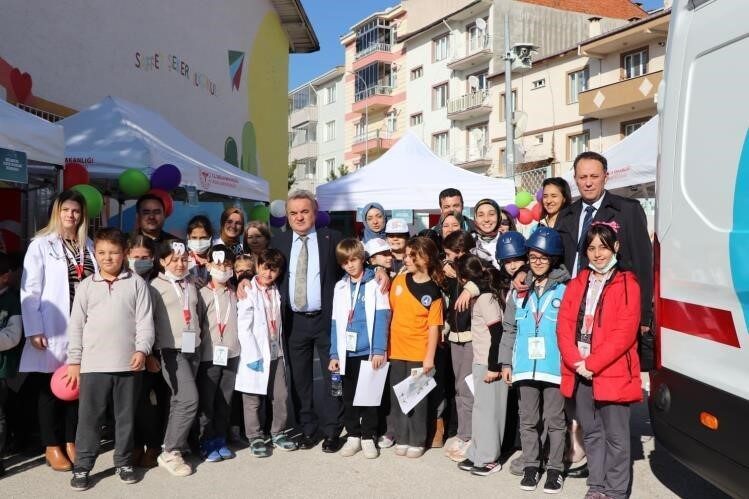 Bozüyük Kaymakamı Adem Öztürk, Sağlıklı Çocuk Elçi Programı'na katılarak öğrencilerle