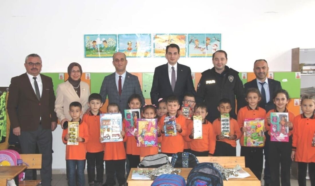 Hisarcık Kaymakamı Erkan Atam, Atatürk ve Cumhuriyet İlkokulu'ndaki 1. Sınıf