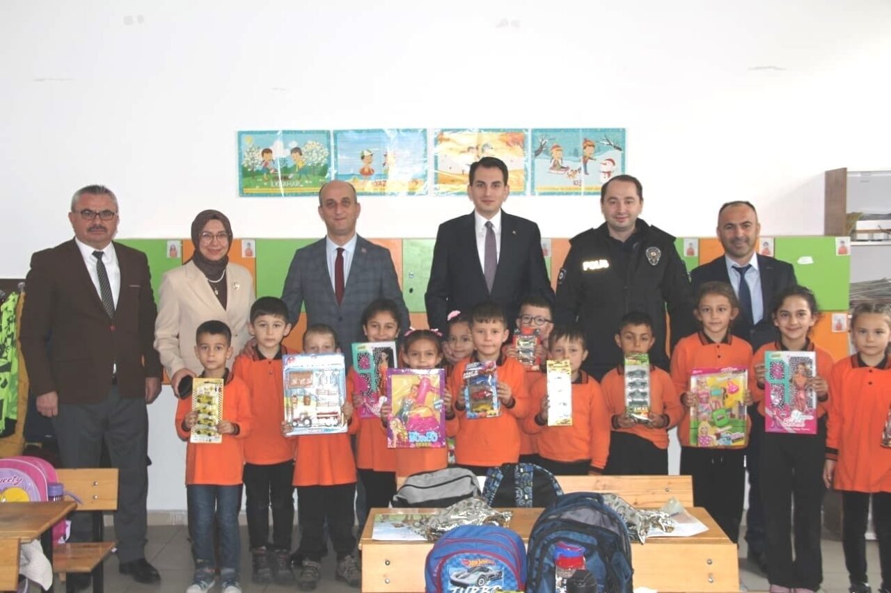 Hisarcık Kaymakamı Erkan Atam, Atatürk ve Cumhuriyet İlkokulu'ndaki 1. Sınıf