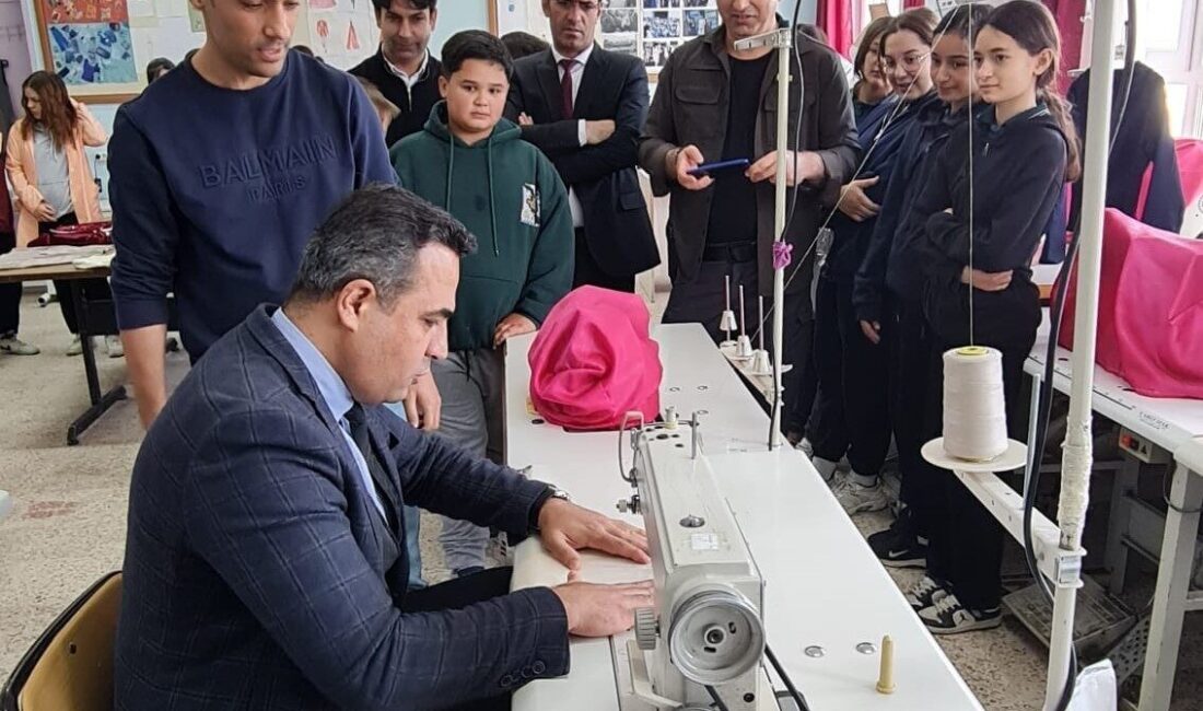 Sarıgöl Kaymakamı Dalak, ‘Atölyede Bir Gün’ Etkinliğinde Öğrencilerle Birlikte Üretim Yaparak Mesleki Eğitime Destek Verdi Sarıgöl Kaymakamı Halil Dalak, "Atölyede Bir Gün" etkinliğine katılarak öğrencilerle